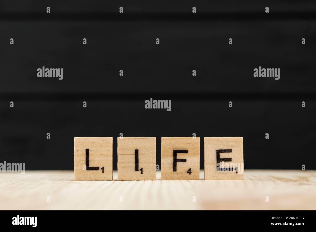 Wortlebensbuchstabe mit Holzbuchstaben Stockfoto