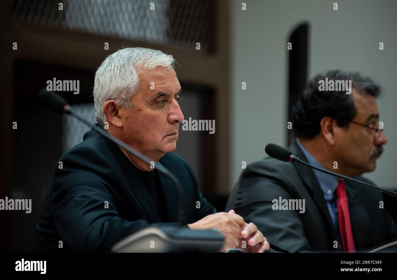 Guatemala-Stadt, Guatemala-Stadt, Guatemala. September 2023. Der ehemalige guatemaltekische Präsident OTTO PÃ-REZ MOLINA (2012-2015) bekannte sich am Mittwoch, dem 6. September, wegen Geldwäsche, Bestechung und Betrug in einem Korruptionssystem schuldig, das während seiner Regierung stattfand, bekannt als Staatskooptationsfall, und wurde zu acht Jahren Haft verurteilt. (Bild: © Fernando Chuy/ZUMA Press Wire) NUR REDAKTIONELLE VERWENDUNG! Nicht für kommerzielle ZWECKE! Stockfoto