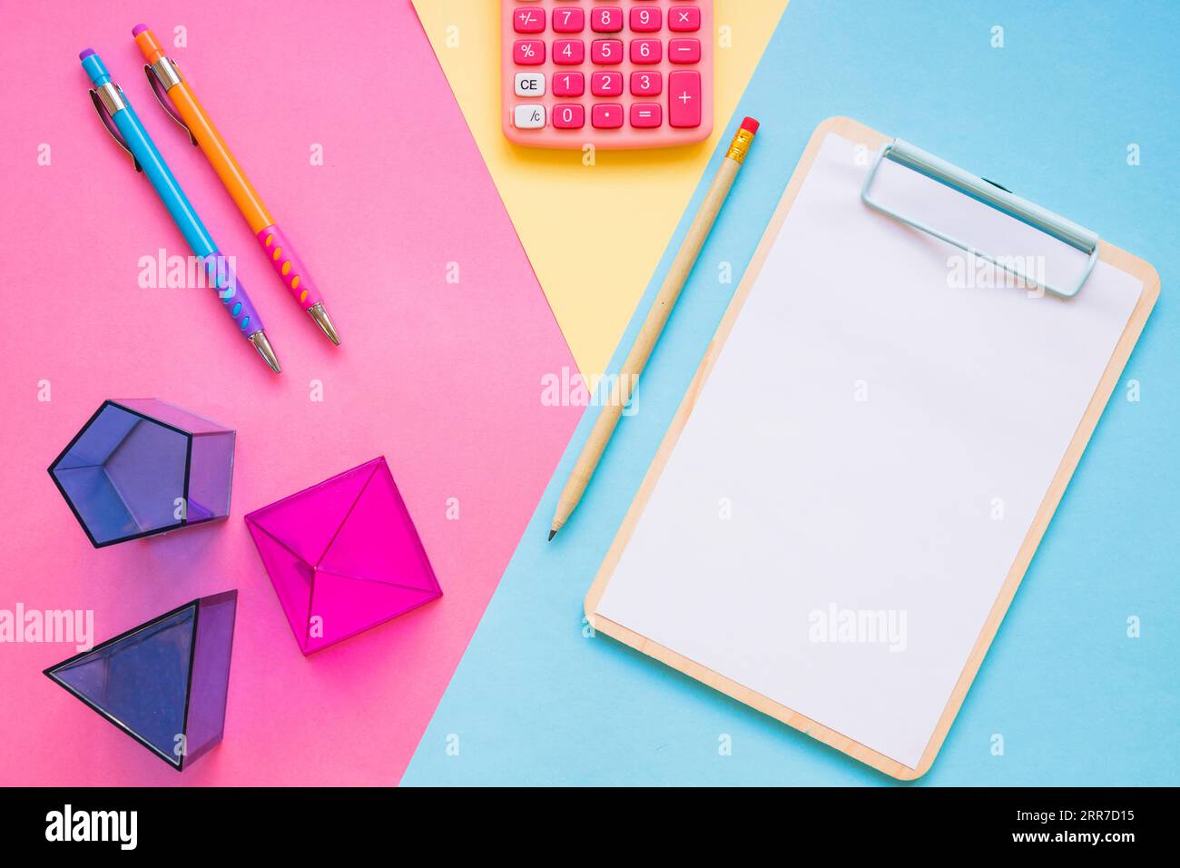 Taschenrechner geometrische Formen in der Nähe von Schulsachen Stockfoto