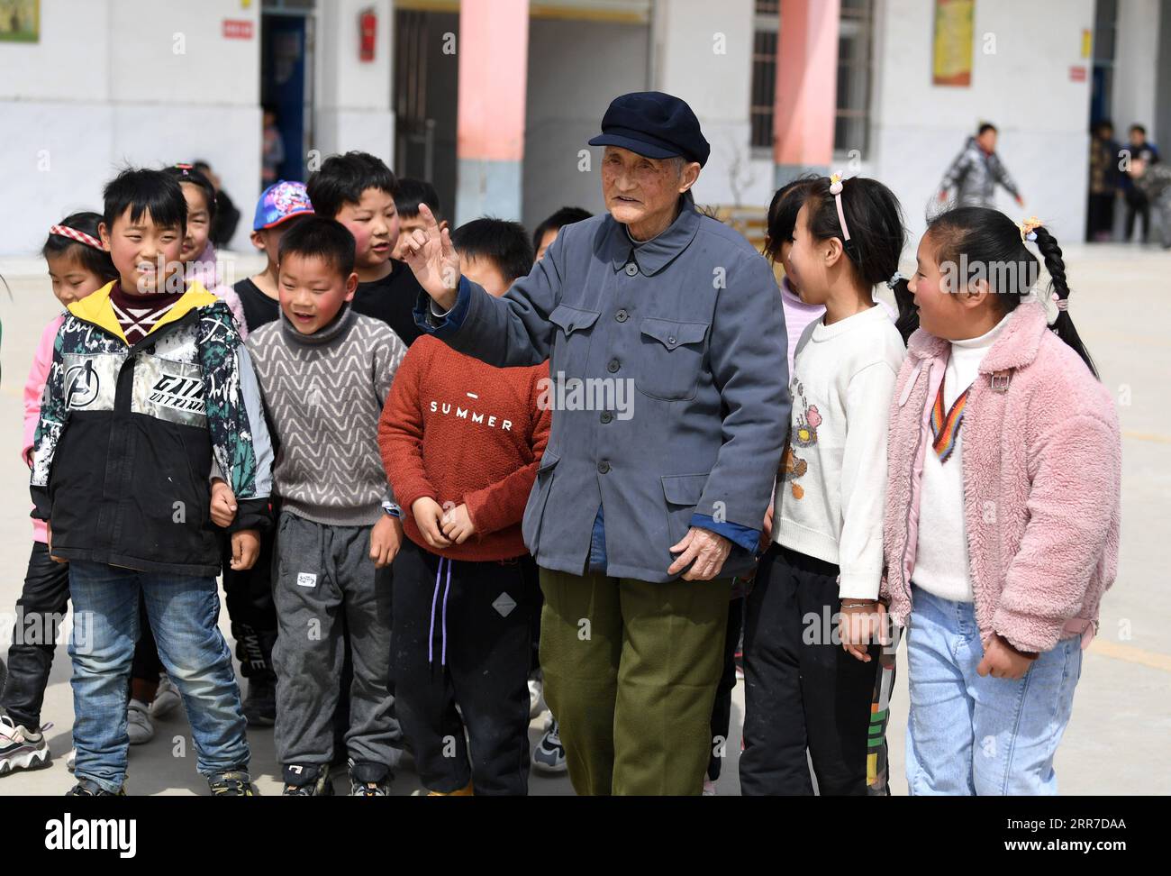 210326 -- HEFEI, 26. März 2021 -- Yan Mingyou singt ein Lied mit Schülern an der Zhuwan Primary School in der Zhuwan Township des Dingyuan County, Chuzhou City, ostchinesische Provinz Anhui, 23. März 2021. Yan Mingyou, 92, ist immer noch als Lehrer für Musik an ländlichen Grundschulen tätig. Als Yan 1990 als Landlehrer in den Ruhestand ging, hat er sich freiwillig engagiert, um Schülern in ländlichen Schulen Musik zu vermitteln. Im Jahr 1953 verließ Yan die Armee und kehrte in seine Heimatstadt Zhuwan Township im Dingyuan County zurück. Er gab einen besseren Job bei der lokalen Regierung auf und entschied sich, in ländlichen Schulen zu arbeiten, wo er verschiedene Fächer wie po unterrichtete Stockfoto