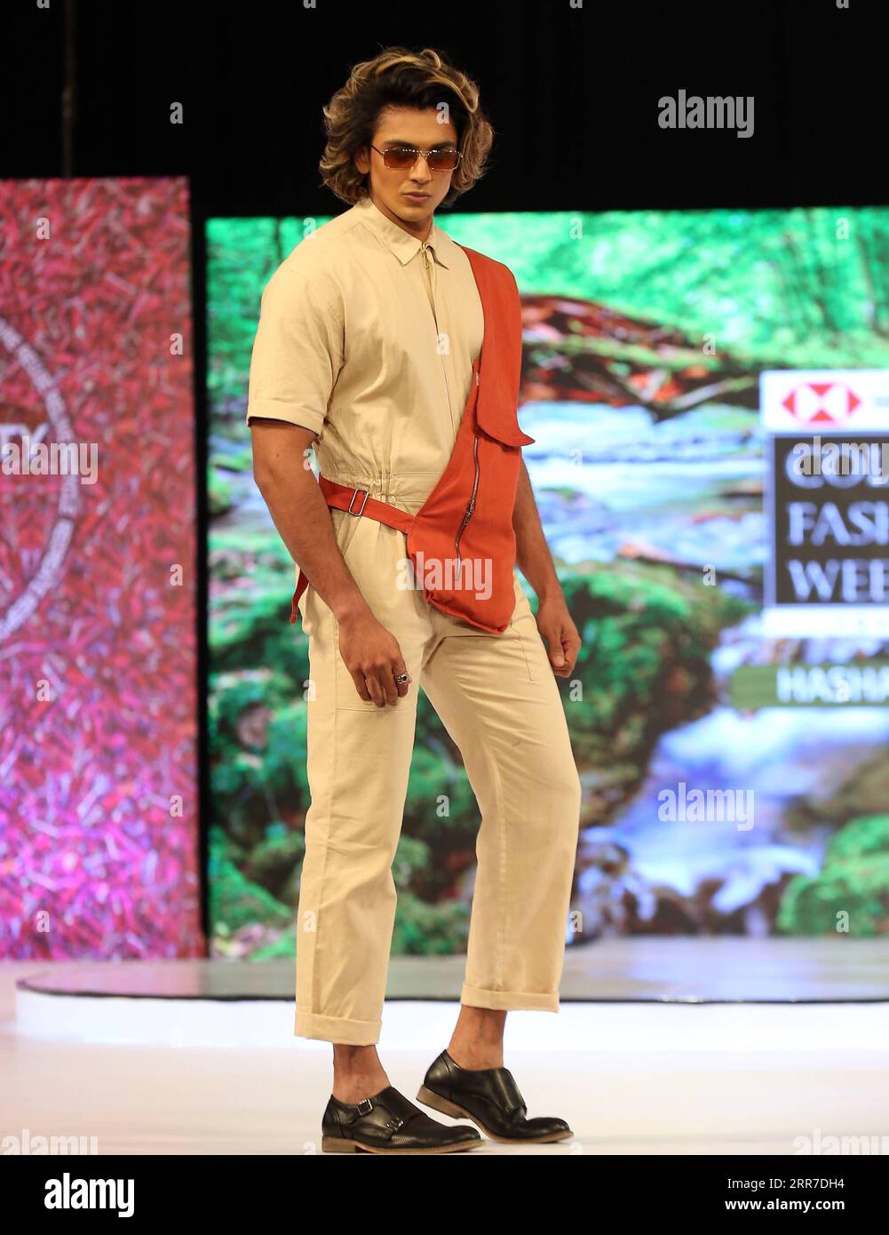 210326 -- COLOMBO, 26. März 2021 -- Ein Modell präsentiert eine Kreation während der Colombo Fashion Week in Colombo, Sri Lanka, 25. März 2021. Die Colombo Fashion Week Summer Edition startete am 25. März in Colombo nach strengen Gesundheitsrichtlinien. 21 neue Modedesigner und führende lokale Designer nahmen an der dreitägigen Veranstaltung Teil. Die 2003 gegründete Colombo Fashion Week findet 2021 zum 18. Mal statt. Foto von /Xinhua SRI LANKA-COLOMBO-FASHION WEEK AjtihxPerera PUBLICATIONxNOTxINxCHN Stockfoto