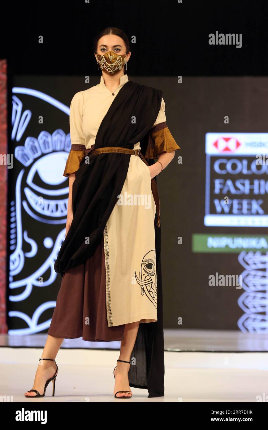 210326 -- COLOMBO, 26. März 2021 -- Ein Modell präsentiert eine Kreation während der Colombo Fashion Week in Colombo, Sri Lanka, 25. März 2021. Die Colombo Fashion Week Summer Edition startete am 25. März in Colombo nach strengen Gesundheitsrichtlinien. 21 neue Modedesigner und führende lokale Designer nahmen an der dreitägigen Veranstaltung Teil. Die 2003 gegründete Colombo Fashion Week findet 2021 zum 18. Mal statt. Foto von /Xinhua SRI LANKA-COLOMBO-FASHION WEEK AjtihxPerera PUBLICATIONxNOTxINxCHN Stockfoto