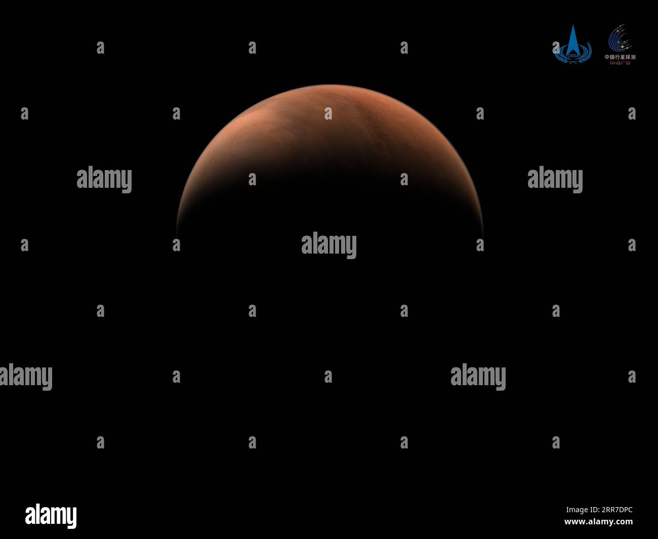 210326 -- PEKING, 26. März 2021 -- Foto vom 18. März 2021 zeigt ein Bild des Mars, das von der chinesischen Sonde Tianwen-1 aufgenommen wurde. Die chinesische nationale Raumfahrtbehörde CNSA veröffentlichte am Freitag zwei neue Bilder des Mars, die von der Sonde Tianwen-1 des Landes aufgenommen wurden. Auf den Bildern ist der Mars halbmondförmig mit einer klaren Oberflächenstruktur. Als die Sonde Tianwen-1 11.000 km vom Mars entfernt war, auf der anderen Seite des Planeten zur Sonne, machte sie mit einer mittelauflösenden Kamera an Bord Panoramaaufnahmen vom Mars. CNSA/Handout über Xinhua EyesonSci CHINA-BEIJING-TIANWEN-1 PROBE-MARS-IMAGES CN JinxLiwang PUBLICATIONxNO Stockfoto