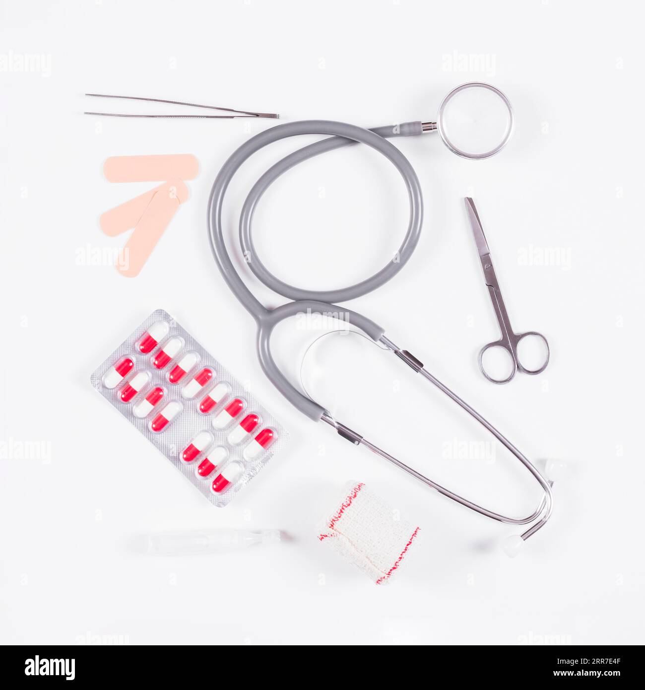 Pillen-Blisterpackung mit Stethoskop medizinische Geräte weißer Hintergrund Stockfoto