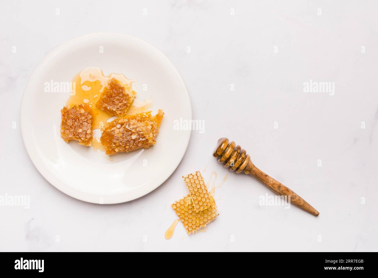Honiglöffel mit Wabenstücken von oben Stockfoto