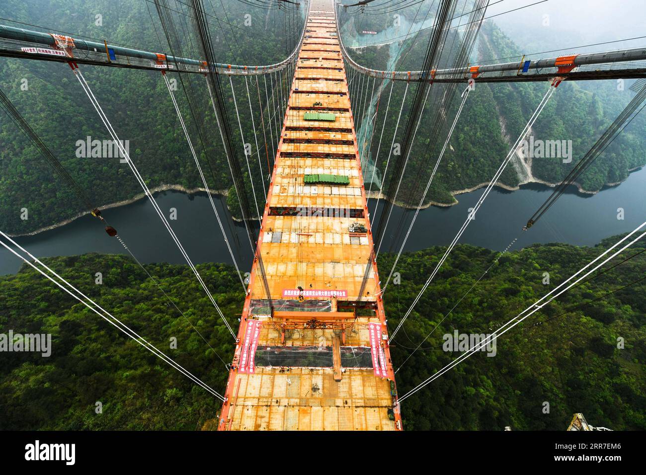 210327 -- GUIDING, 27. März 2021 -- Foto aufgenommen am 27. März 2021 zeigt die Baustelle der Yangbaoshan Grand Bridge im Guiding County in der südwestlichen chinesischen Provinz Guizhou. Mit einer Hauptspannweite von 650 Metern erstreckt sich die große Brücke, die Teil des Guiyang-Huangping Highway ist, über 1.112 Meter. CHINA-GUIZHOU-YANGBAOSHAN BRÜCKENBAU CN YANGXWENBIN PUBLICATIONXNOTXINXCHN Stockfoto