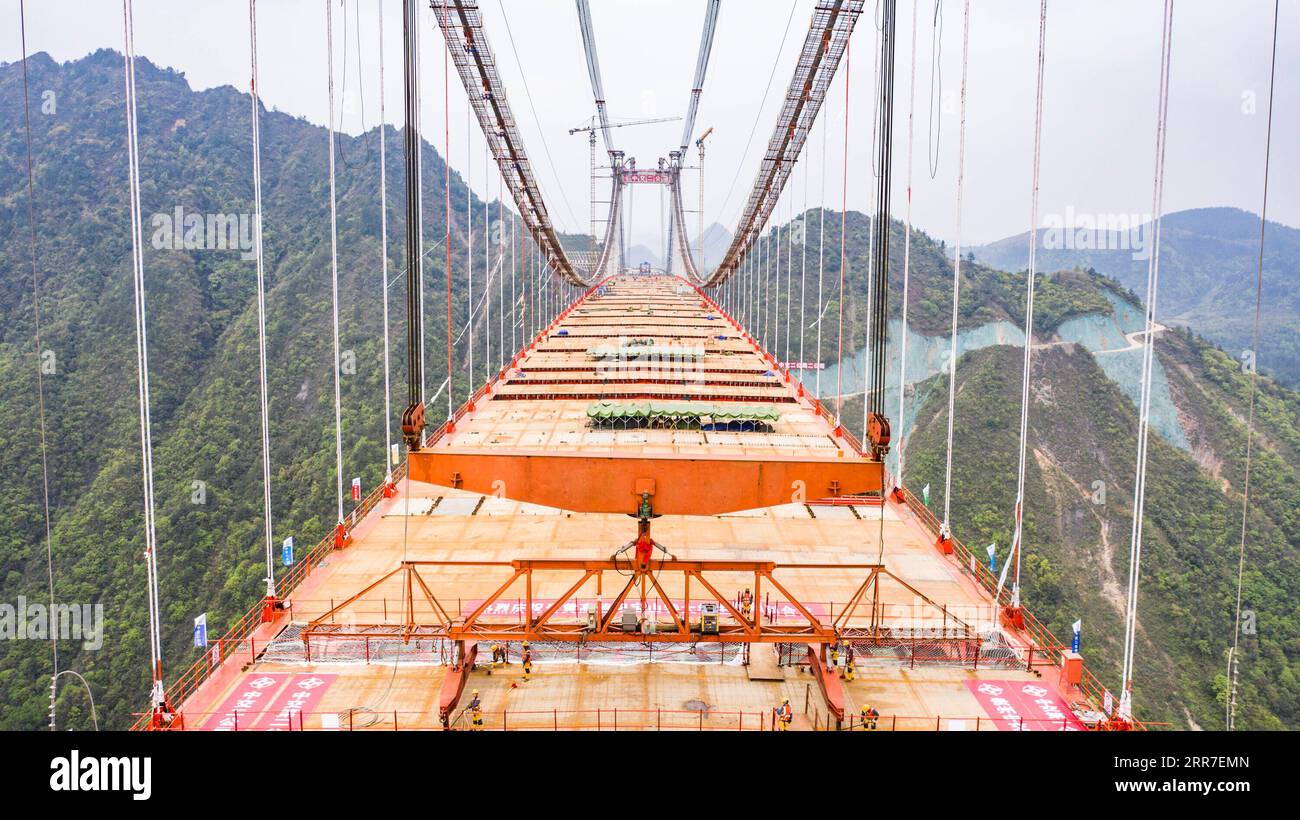 210327 -- GUIDING, 27. März 2021 -- Luftaufnahme aufgenommen am 27. März 2021 zeigt die Baustelle der Yangbaoshan Grand Bridge im Guiding County in der südwestlichen chinesischen Provinz Guizhou. Mit einer Hauptspannweite von 650 Metern erstreckt sich die große Brücke, die Teil des Guiyang-Huangping Highway ist, über 1.112 Meter. CHINA-GUIZHOU-YANGBAOSHAN BRÜCKENBAU CN TAOXLIANG PUBLICATIONXNOTXINXCHN Stockfoto