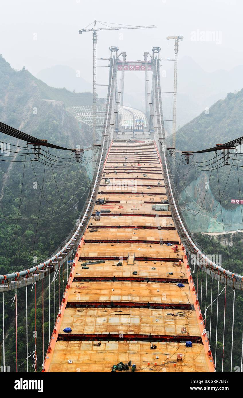210327 -- GUIDING, 27. März 2021 -- Foto aufgenommen am 27. März 2021 zeigt die Baustelle der Yangbaoshan Grand Bridge im Guiding County in der südwestlichen chinesischen Provinz Guizhou. Mit einer Hauptspannweite von 650 Metern erstreckt sich die große Brücke, die Teil des Guiyang-Huangping Highway ist, über 1.112 Meter. CHINA-GUIZHOU-YANGBAOSHAN BRÜCKENBAU CN YANGXWENBIN PUBLICATIONXNOTXINXCHN Stockfoto