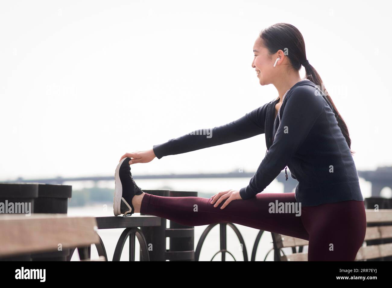 Sportliche junge Frau, die draußen trainiert Stockfoto