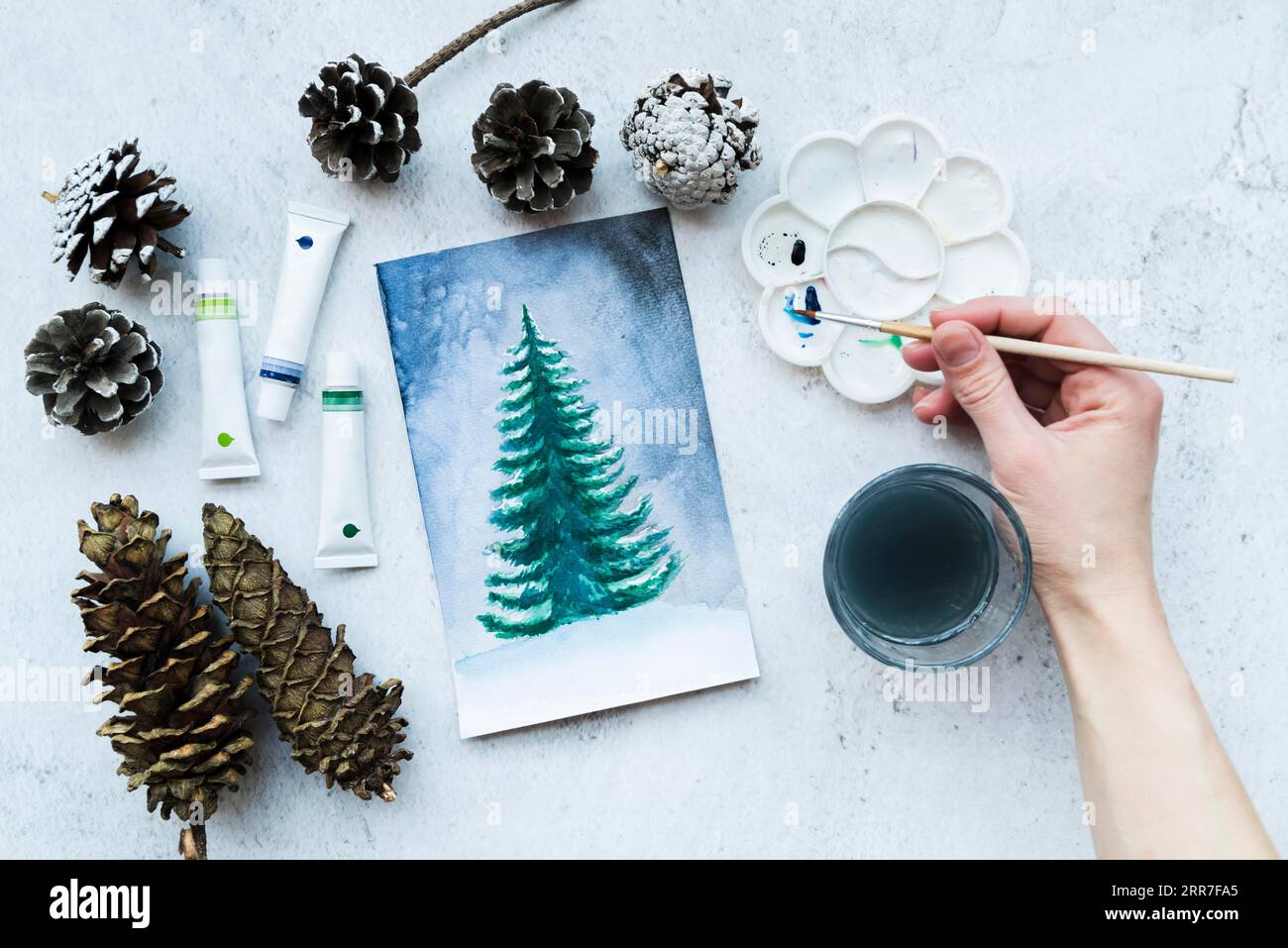 Nahaufnahme der Handbemalung des weihnachtsbaums mit Acrylfarben Stockfoto