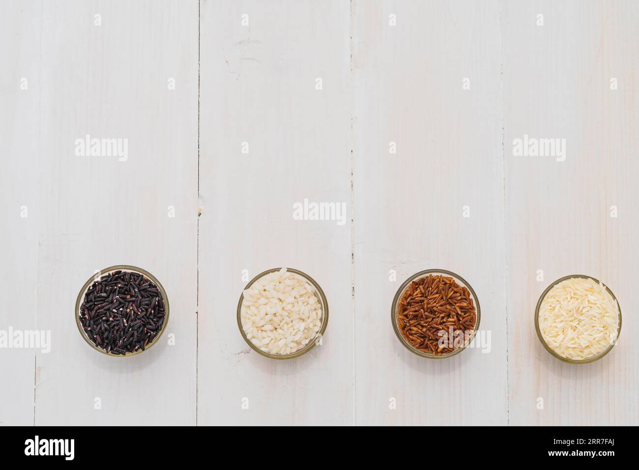 Bunte Vielfalt Reisküchen, die als hölzerner Hintergrund angeordnet sind Stockfoto