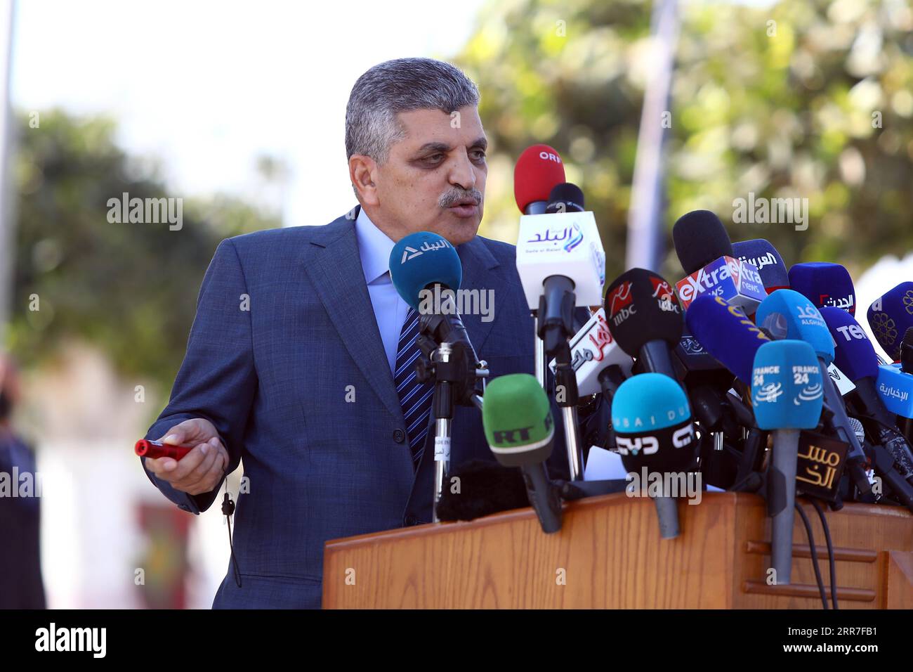 210327 -- SUEZ EGYPT, 27. März 2021 -- Osama Rabie, Vorsitzender der Suez Canal Authority SCA, spricht während einer Pressekonferenz über das festgefahrene Containerschiff, das jemals in der Provinz Suez, Ägypten, am 27. März 2021 gegeben wurde. Mindestens 321 Schiffe sind derzeit um den ägyptischen Suez-Kanal gestaut und warten auf die Rettung des riesigen Containerschiffs, das seit Dienstag feststeckt und die lebenswichtige Wasserstraße blockiert, sagte Osama Rabie am Samstag. Er wies darauf hin, dass 14 Schleppboote arbeiten, um jemals aus allen Richtungen gegeben zu retten. EGYPT-SUEZ-SUEZ-CANAL-STUCK CONTAINER SHIP-SALVAGE AHMEDXGOMAA PUBLICATI Stockfoto