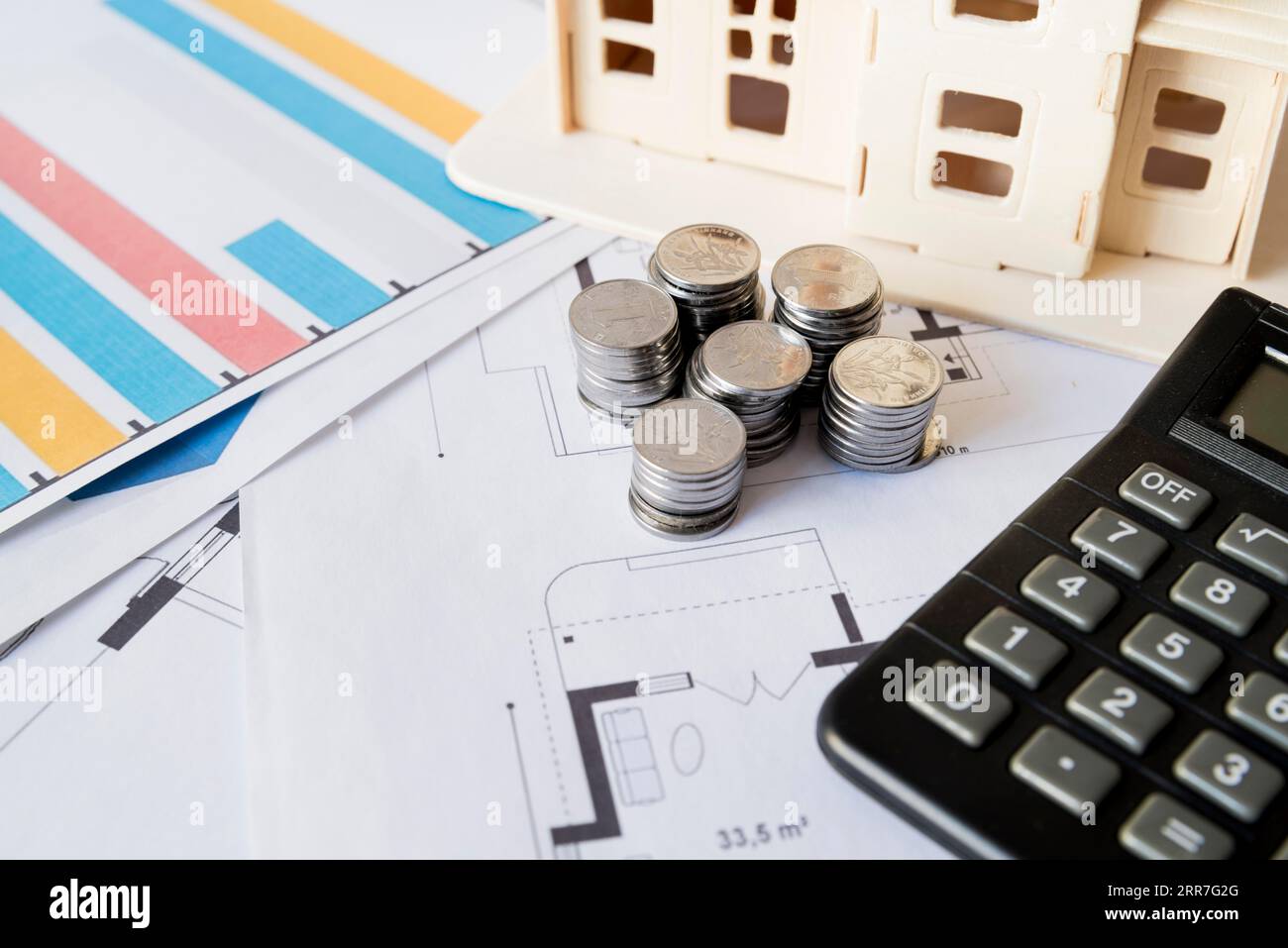 Diagramm Stapel Münzen Taschenrechner Haus Modell Blueprint Stockfoto