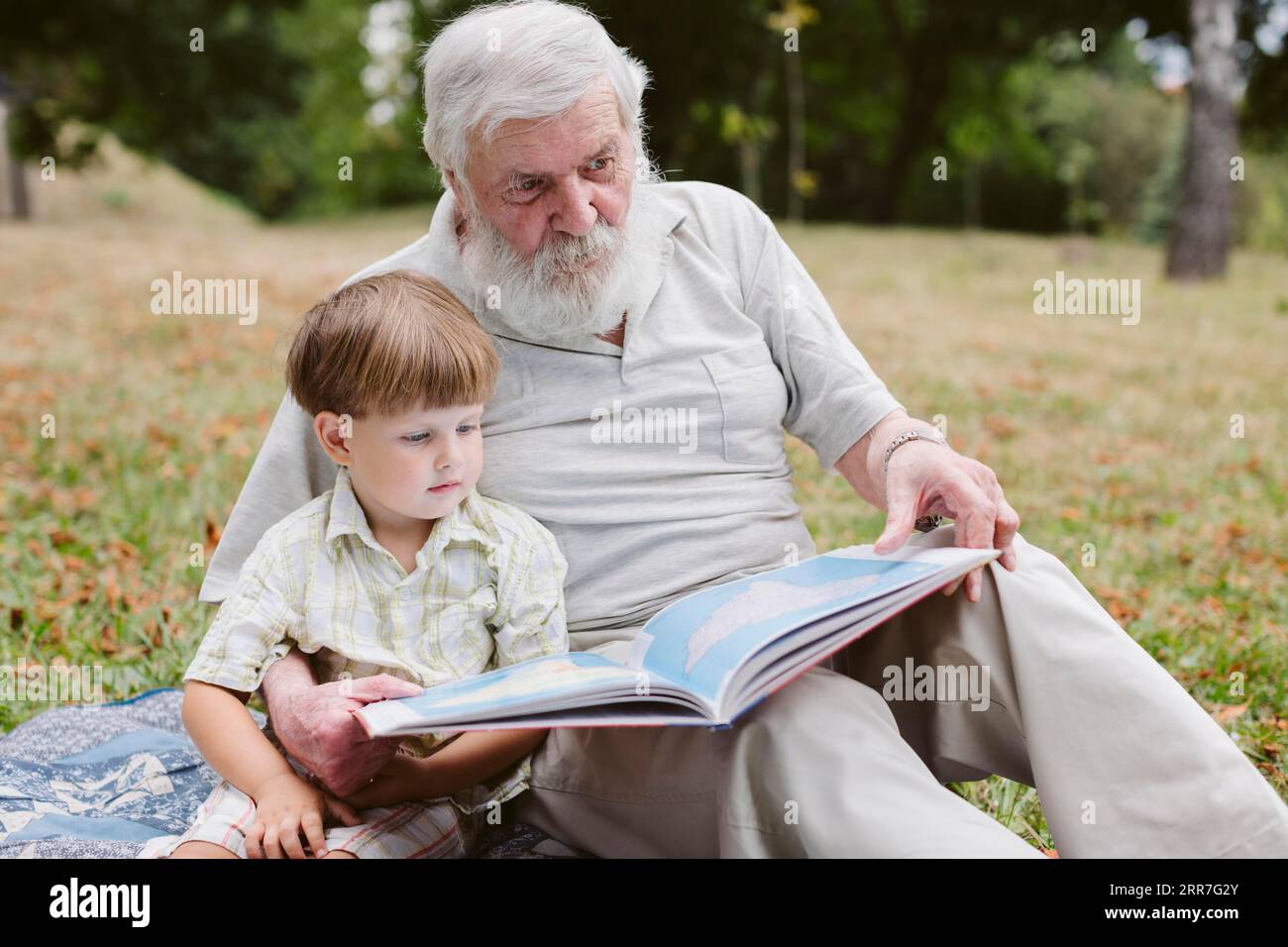 Grandpa Enkel Park Reading Stockfoto