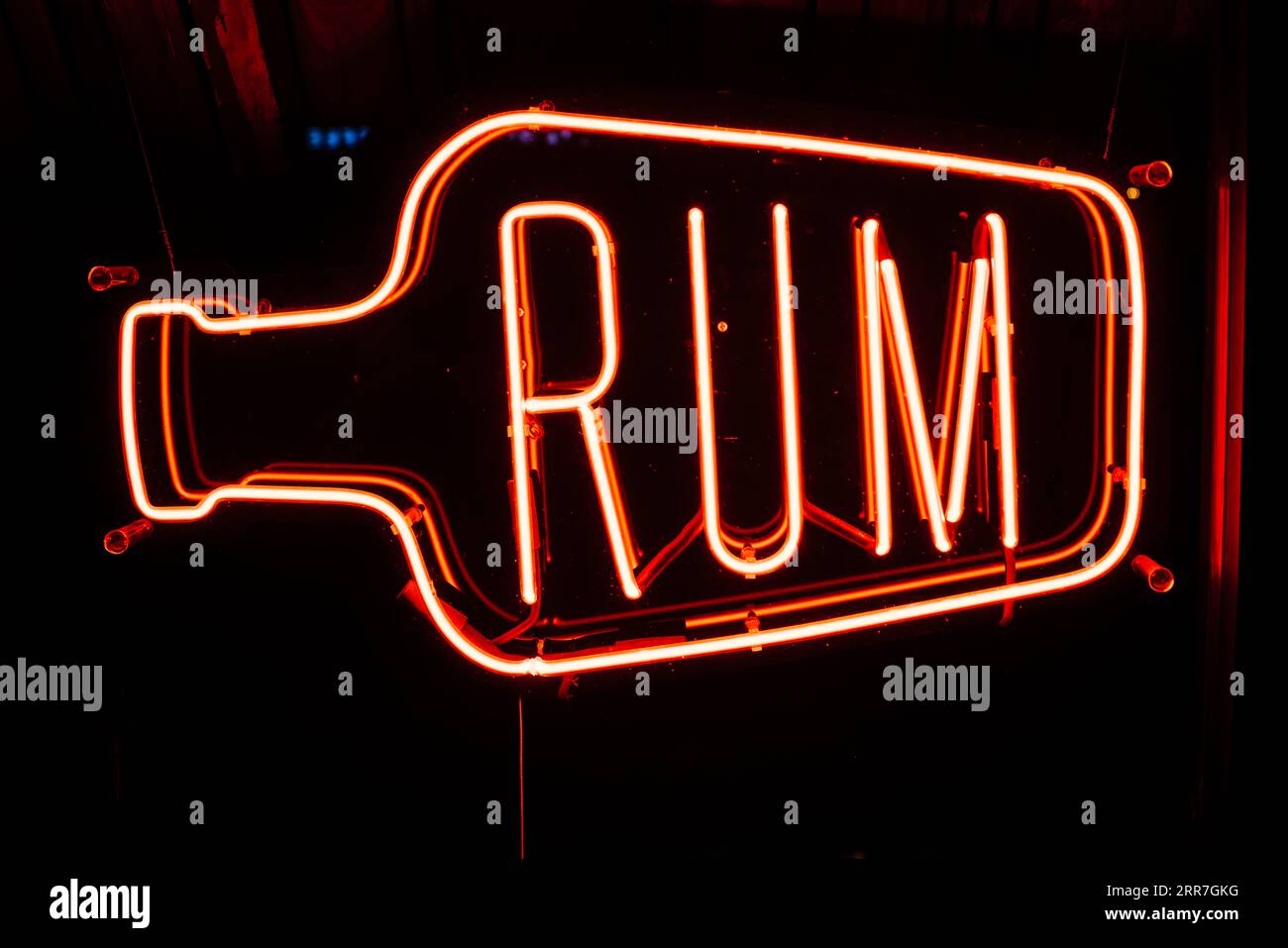 Neon-Zeichenleiste mit Text Rum Stockfoto