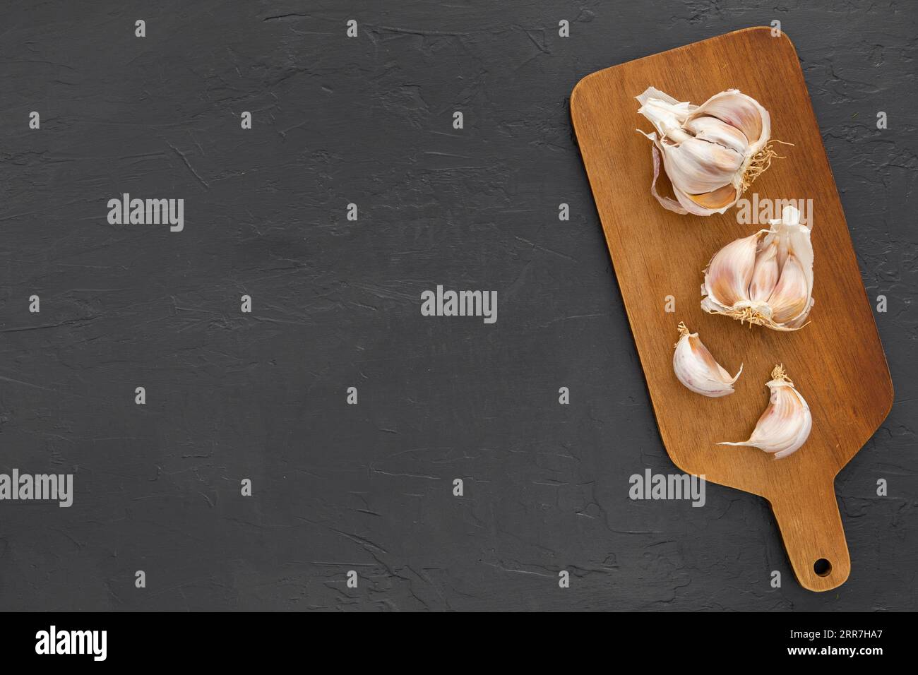 Draufsicht Bio-Knoblauchzehen mit Kopierraum Stockfoto