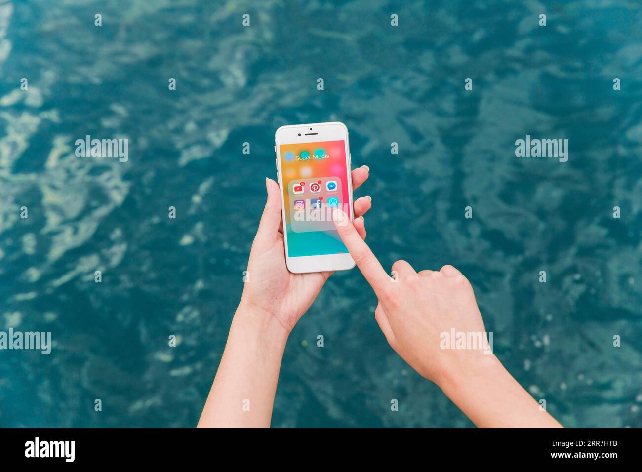 Die Hand der Frau, die das Mobiltelefon mit dem Benachrichtigungsbildschirm in sozialen Medien verwendet Stockfoto