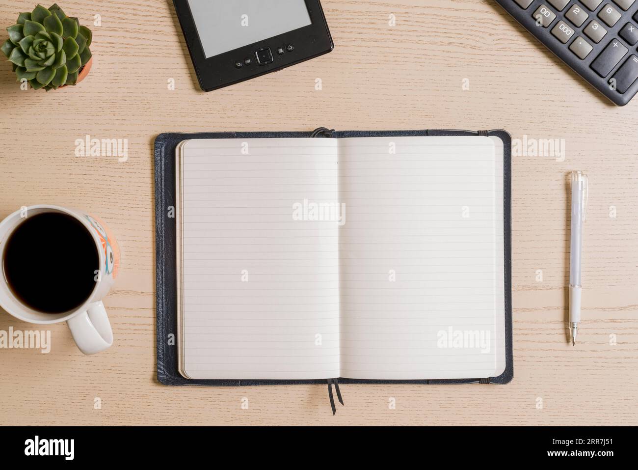 Notebook-Tisch mit Kaffee Stockfoto