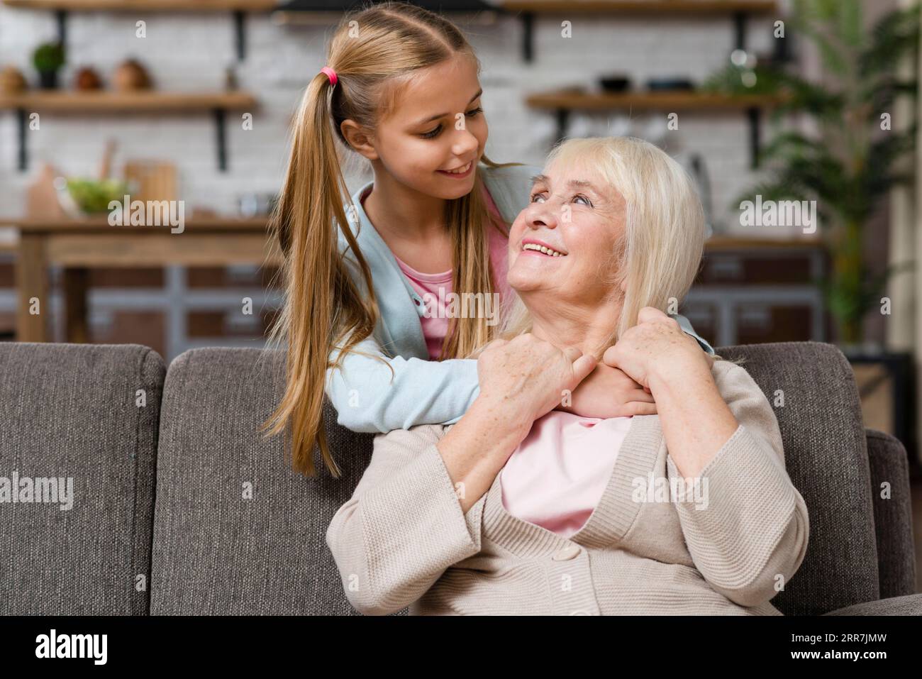 Großmutter-Enkeltochter schaut sich mittelgroß an Stockfoto