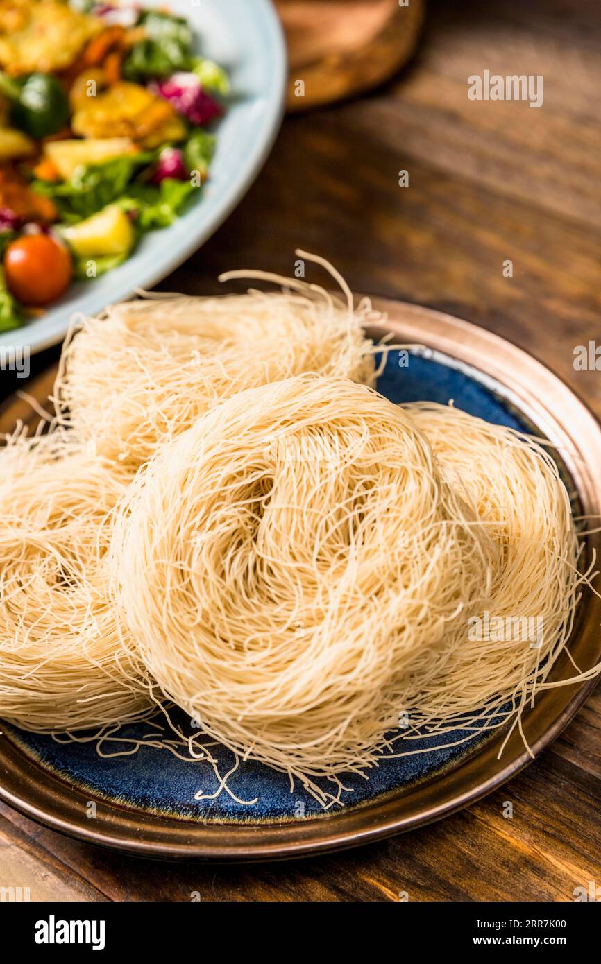 Schreibtisch mit Reisvermicelli-Platte und Deckenblick Stockfoto