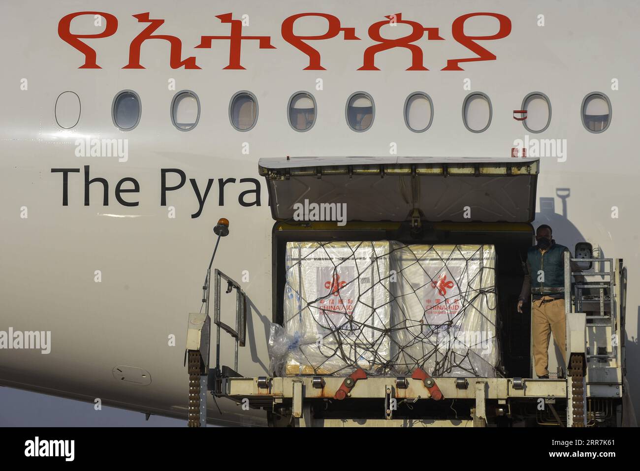 210330 -- ADDIS ABEBA, 30. März 2021 -- am 30. März 2021 kommt Eine Reihe von Sinopharm COVID-19-Impfstoffen der chinesischen Regierung an Äthiopien am internationalen Flughafen Addis Abeba Bole in Addis Abeba in Äthiopien an. Foto von /Xinhua ETHIOPIA-ADDIS ABEBA-COVID-19-VACCINE-CHINA-DONATION MichaelxTewelde PUBLICATIONxNOTxINxCHN Stockfoto