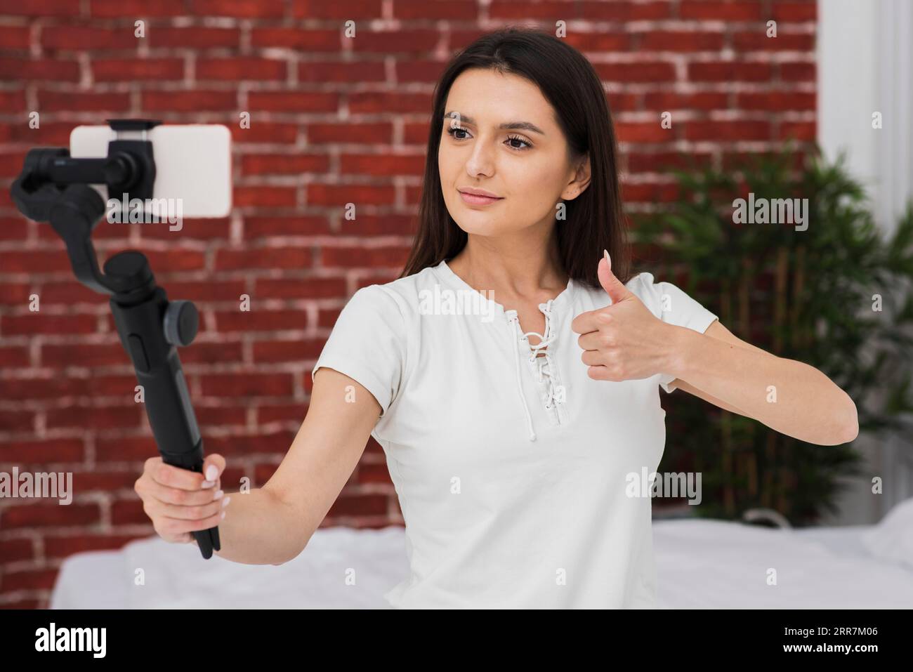 Junge Frau, die live zuhause aufnimmt Stockfoto