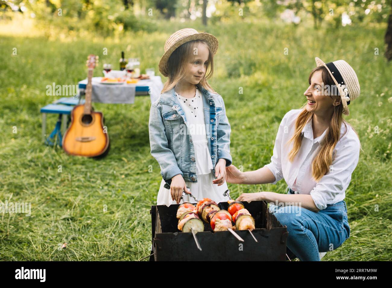 Familie macht Barbecue Natur_3 Stockfoto