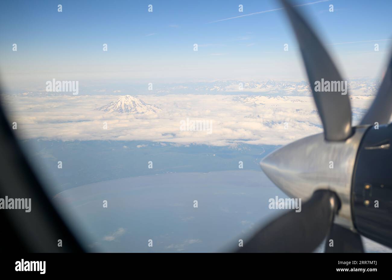 Luftaufnahme des Mount Denali und der Berge aus einem kleinen Flugzeug mit laufendem Propeller. Alaska. Stockfoto