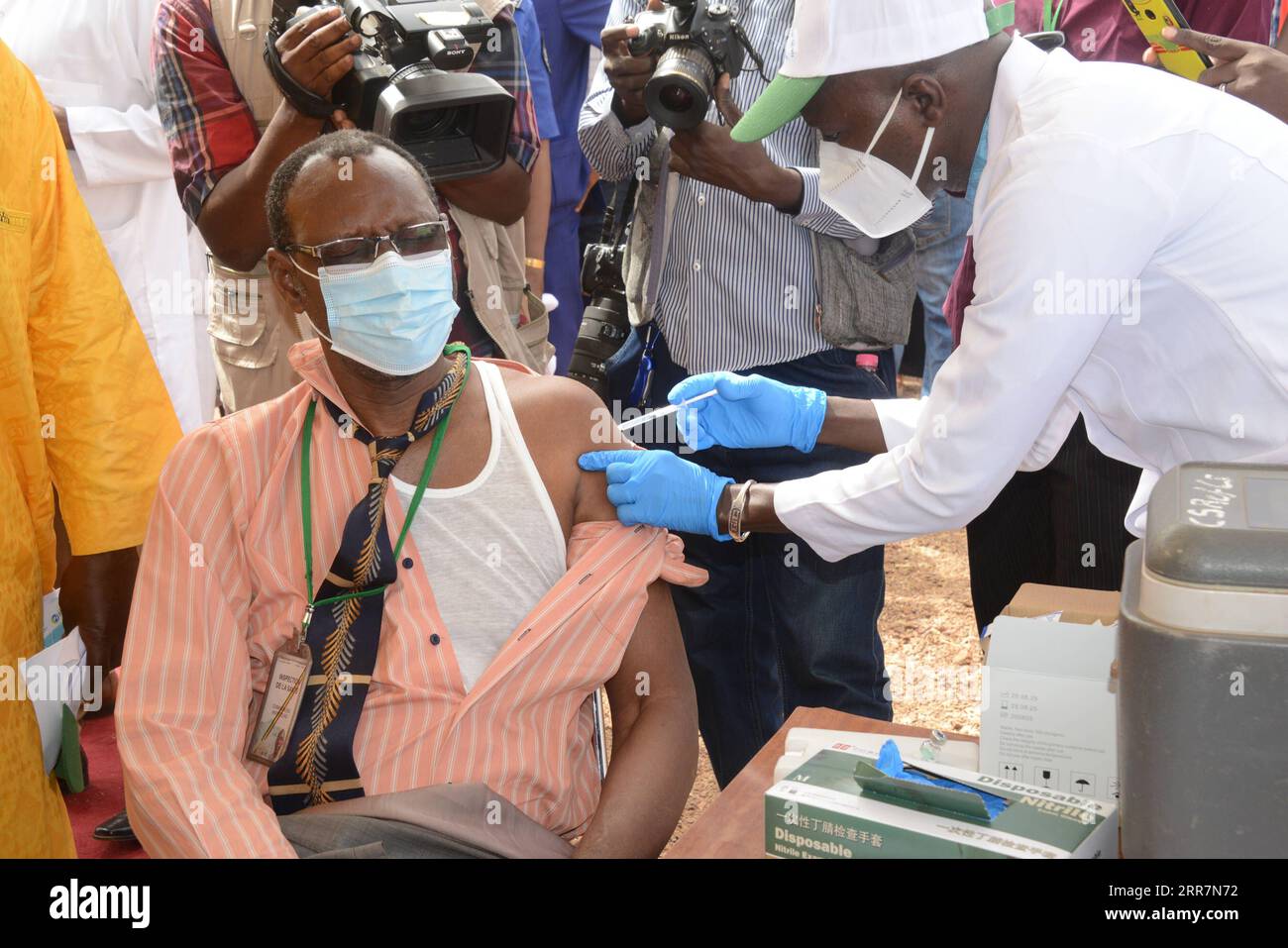 210331 -- BAMAKO, 31. März 2021 -- Ein Mann erhält am 31. März 2021 in Bamako, Mali, den COVID-19-Impfstoff. Die malische Ministerin für Gesundheit und soziale Entwicklung Fanta Siby erhielt am Mittwoch ihre erste Dosis COVID-19-Impfstoff, der den offiziellen Start der COVID-19-Impfkampagne in Mali symbolisierte. Während dieser ersten Phase der Impfkampagne werden nach Angaben des Ministers in Bamako, dem Epizentrum der Pandemie in diesem westafrikanischen Land, insgesamt 21.406 Gesundheitspersonal geimpft. Foto von /Xinhua MALI-BAMAKO-COVID-19-VACCINATION HabibxKouyate PUBLICATIONxNOTxINxCHN Stockfoto