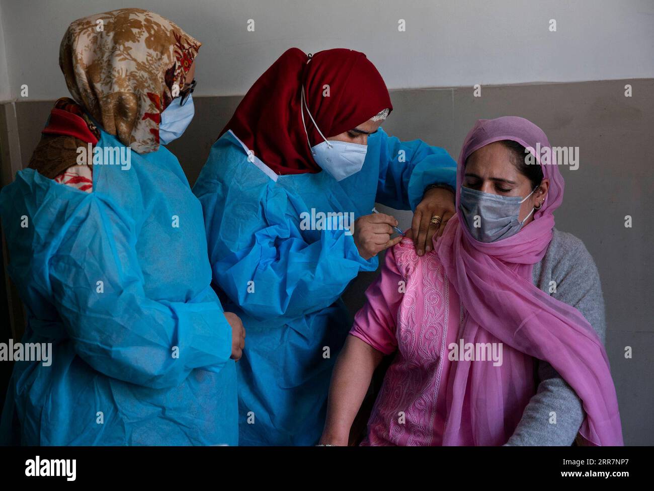 210401 -- SRINAGAR, 1. April 2021 -- Eine Frau erhält einen COVID-19-Impfstoff während der Phase-3-Impfaktion in einem primären Gesundheitszentrum in Srinagar, der Sommerhauptstadt des von Indien kontrollierten Kaschmirs, 1. April 2021. KASCHMIR-COVID-19-IMPFUNG JavedxDar PUBLICATIONxNOTxINxCHN Stockfoto