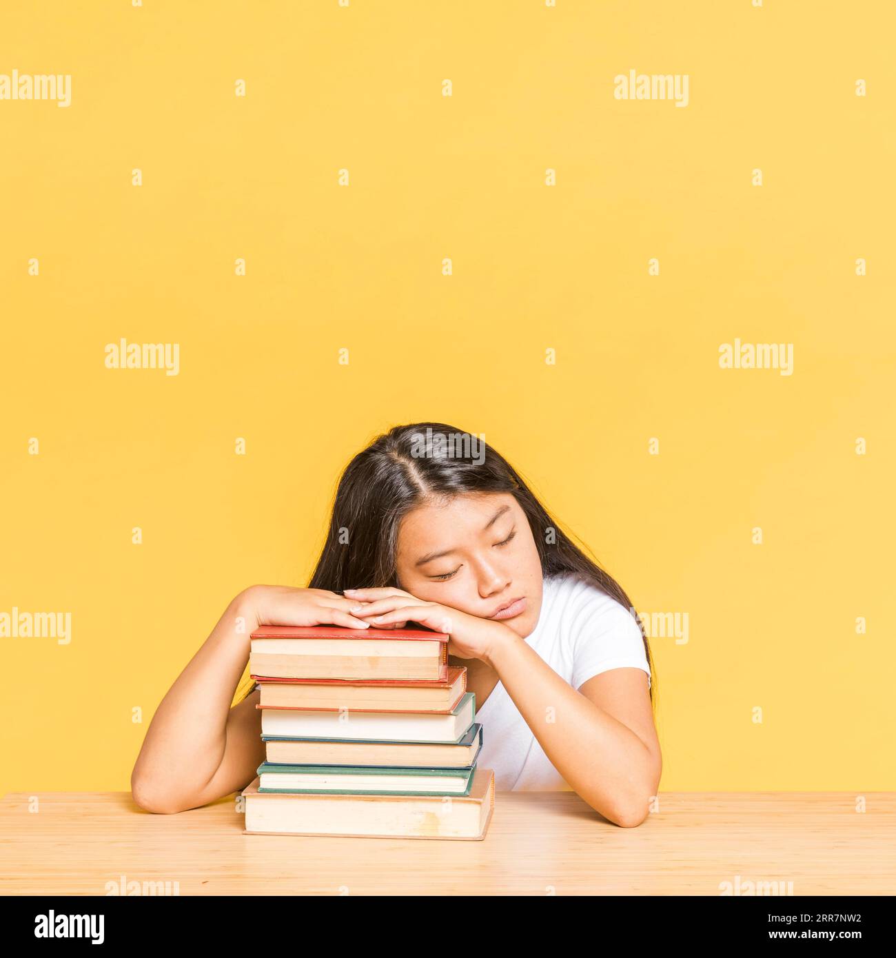 Schlafende Frauenbücher Stockfoto