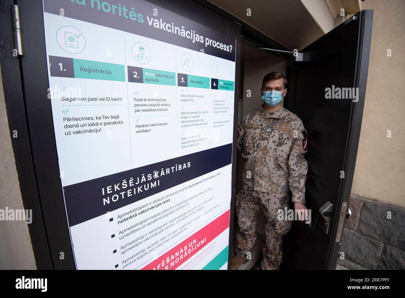 210402 -- RIGA, 2. April 2021 -- Ein Soldat arbeitet im Impfzentrum in Riga Central Market, Riga, Lettland, 1. April 2021. Eine Reihe von großen Impfzentren in lettischen Städten wird geöffnet sein, um die Impfkapazität des Landes zu erhöhen, so das Gesundheitsministerium. Foto von /Xinhua LETTLAND-RIGA-IMPFZENTRUM EdijsxPalens PUBLICATIONxNOTxINxCHN Stockfoto