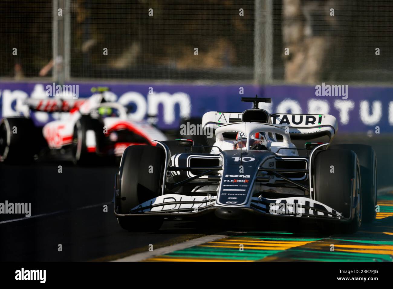 MELBOURNE, AUSTRALIEN, 10. APRIL: Pierre Gasly aus Frankreich fährt die Nummer 10 Scuderia AlphaTauri AT03 beim Formel-1-Grand-Prix 2022 in Australien Stockfoto