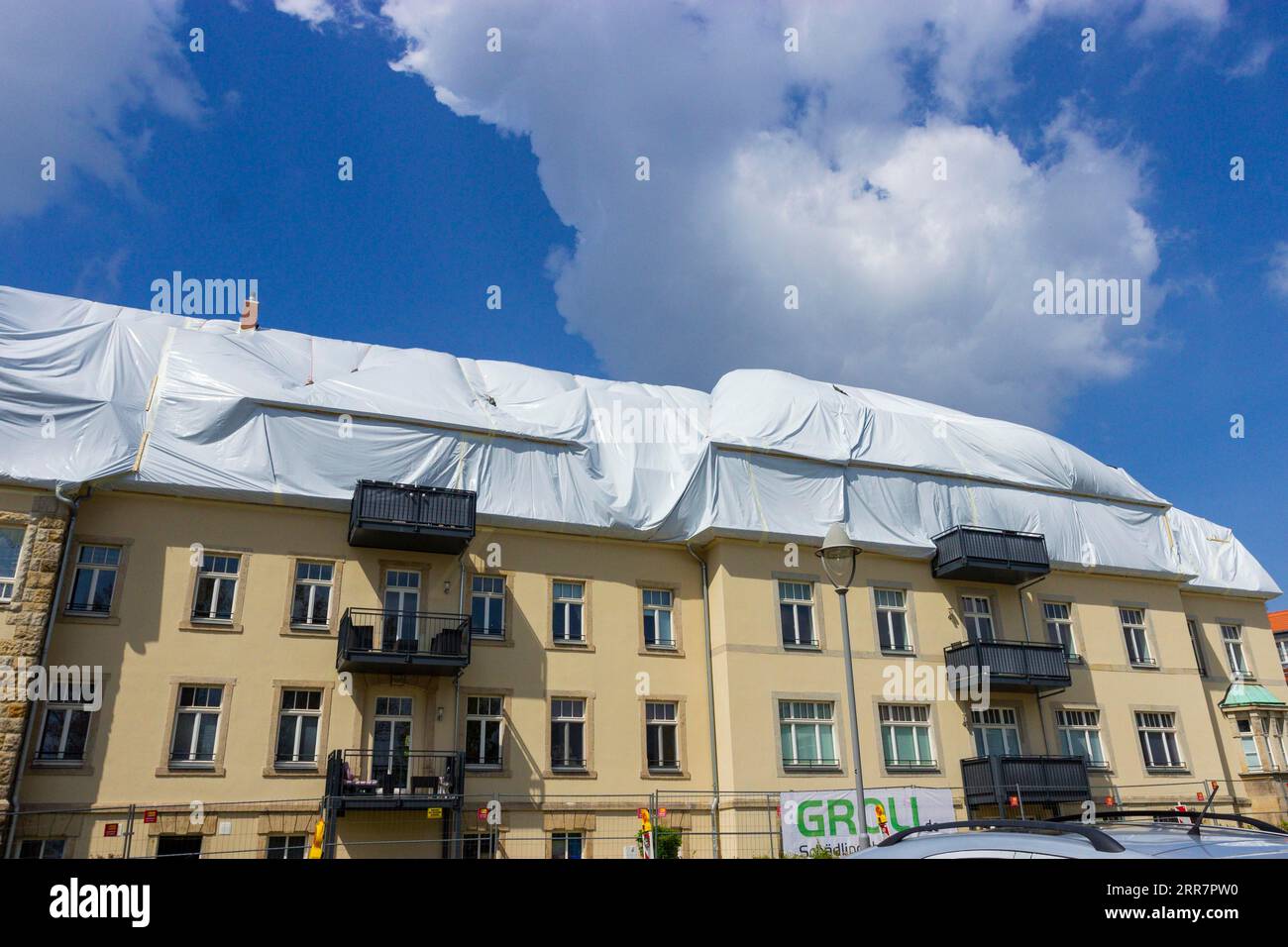 Ein Wohnhaus in Bannewitz hat trotz Renovierung einen massiven Zeckenbefall. Die Schädlingsbekämpfungsfirma Groli hat das ganze Dach versiegelt Stockfoto