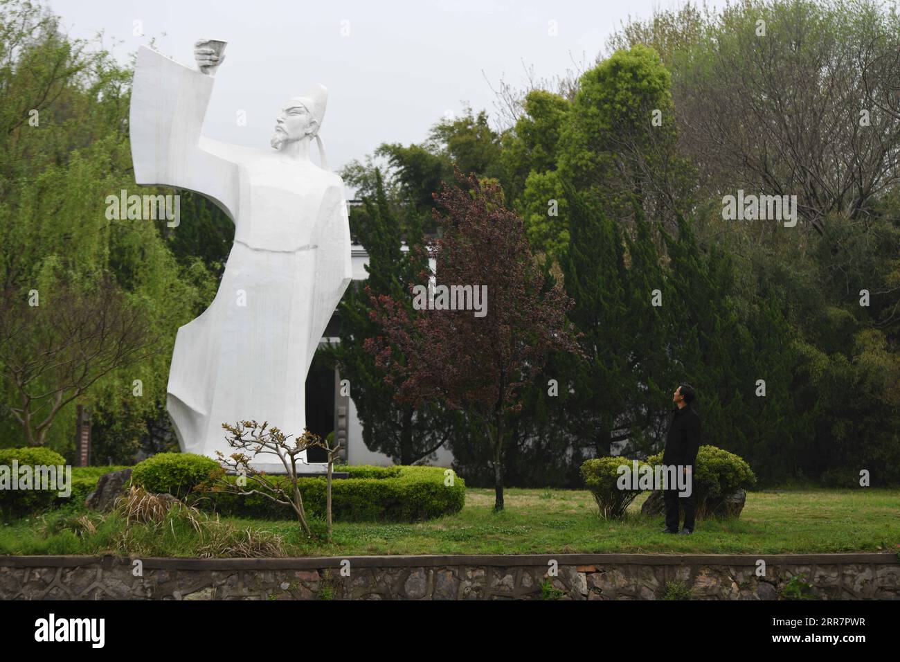 210402 -- DANGTU, 2. April 2021 -- Gu Changxin beobachtet eine Statue von Li Bai im Li Bai Kulturpark im Dangtu County der Stadt Maanshan, ostchinesische Provinz Anhui, 31. März 2021. Das Grab von Li Bai, einem berühmten Dichter der Tang-Dynastie von 618 bis 907, befindet sich am Fuße des Qingshan-Berges im Dangtu County der Stadt Maanshan. Nachdem Li Bai in Dangtu gestorben war, bot sein guter Freund Gu Lanxin sein Land als Li Bais Begräbnisstätte an. Seitdem ist die Familie Gu die Hüterin des Grabes von Li Bai, das bis heute andauert. 1985 wurde der 18-jährige Gu Changxin der 49. Generation Grabhüter. Für mehr als Stockfoto