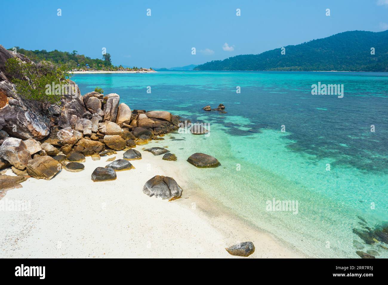 Türkisfarbenes Wasser und weißer Sandstrand auf einer tropischen Insel. Strand auf der winzigen Insel KLA mit Blick auf Ko Lipe (links) und Ko Adang (rechts) Stockfoto