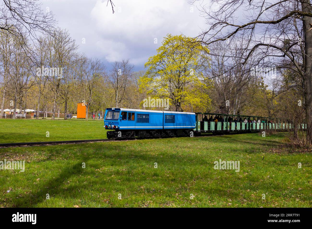 Die Dresdner Parkbahn ist eine liliputische Bahn, die nach BOP im Großen Garten in Dresden betrieben wird. Es wurde 1950 als Kinderhaus gegründet Stockfoto
