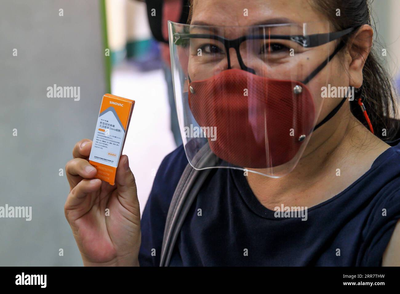 210404 -- MANILA, 4. April 2021 -- Ein Bewohner zeigt eine Schachtel CoronaVac COVID-19-Impfstoff, hergestellt von Sinovac Biotech, nachdem er am 4. April 2021 an einer Impfstelle in Manila auf den Philippinen geimpft wurde. Das philippinische Gesundheitsministerium DOH meldete am Sonntag 11.028 neue COVID-19-Infektionen, was die Gesamtzahl der bestätigten Fälle im südostasiatischen Land auf 795.051. Die Zahl der Todesopfer stieg auf 13.425, nachdem zwei weitere Patienten an der Viruserkrankung starben, sagte das DOH. PHILIPPINEN-MANILA-COVID-19-VACCINATION RouellexUmali PUBLICATIONxNOTxINxCHN Stockfoto