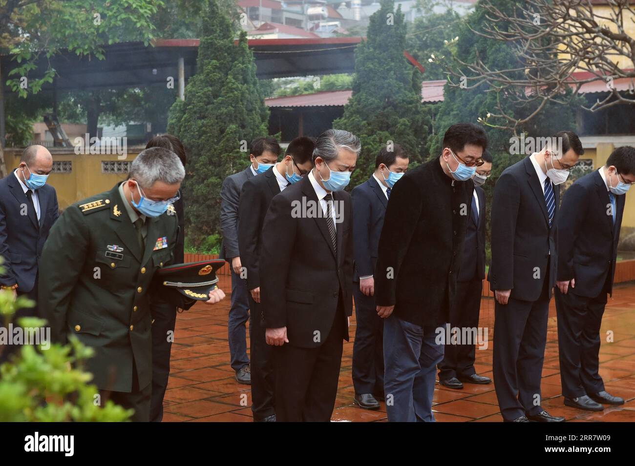 210405 -- VIETNAM, 5. April 2021 -- der chinesische Botschafter in Vietnam Xiong Bo Front 2nd L und 30 weitere Mitglieder der chinesischen Botschaft ehren chinesische Märtyrer auf einem Friedhof in Hanoi, Vietnam, 3. April 2021. Der Friedhof beherbergt 48 chinesische Märtyrer, die bei der Unterstützung Vietnams in den Kämpfen gegen die französische und amerikanische Aggression und beim sozialistischen Aufbau des Landes starben. VIETNAM-HANOI-CHINESISCHE BOTSCHAFT-QINGMING FESTIVAL-MEMORIAL JIANGXSHENGXIONG PUBLICATIONXNOTXINXCHN Stockfoto