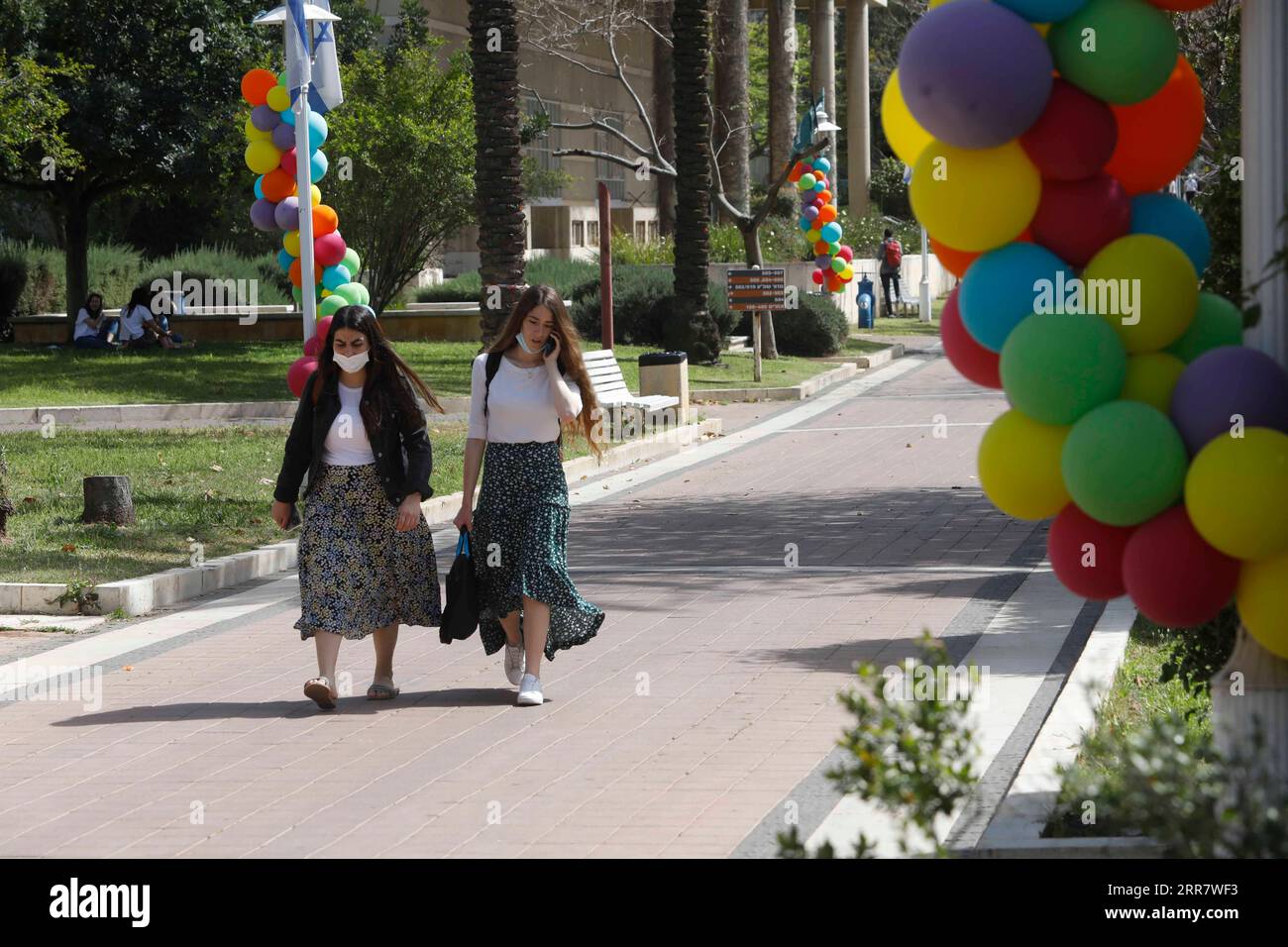 210405 -- RAMAT GAN, 5. April 2021 -- Studenten gehen am 5. April 2021 auf dem Campus der Bar Ilan Universität in der zentralen israelischen Stadt Ramat Gan. Das israelische Gesundheitsministerium meldete am Montag 353 neue COVID-19-Fälle und erhöhte die Gesamtzahl der Infektionen im Land auf 834.563. Die Zahl der Patienten mit ernsten Erkrankungen sank von 344 auf 323 von den 489 hospitalisierten Patienten. Dies ist die niedrigste Anzahl von Patienten mit ernsten Erkrankungen in Israel seit dem 10. Dezember 2020, als sie bei 320 lag. Foto von /Xinhua ISRAEL-RAMAT GAN-COVID-19-FÄLLE GilxCohenxMagen PUBLICATIONxNOTxINxCHN Stockfoto