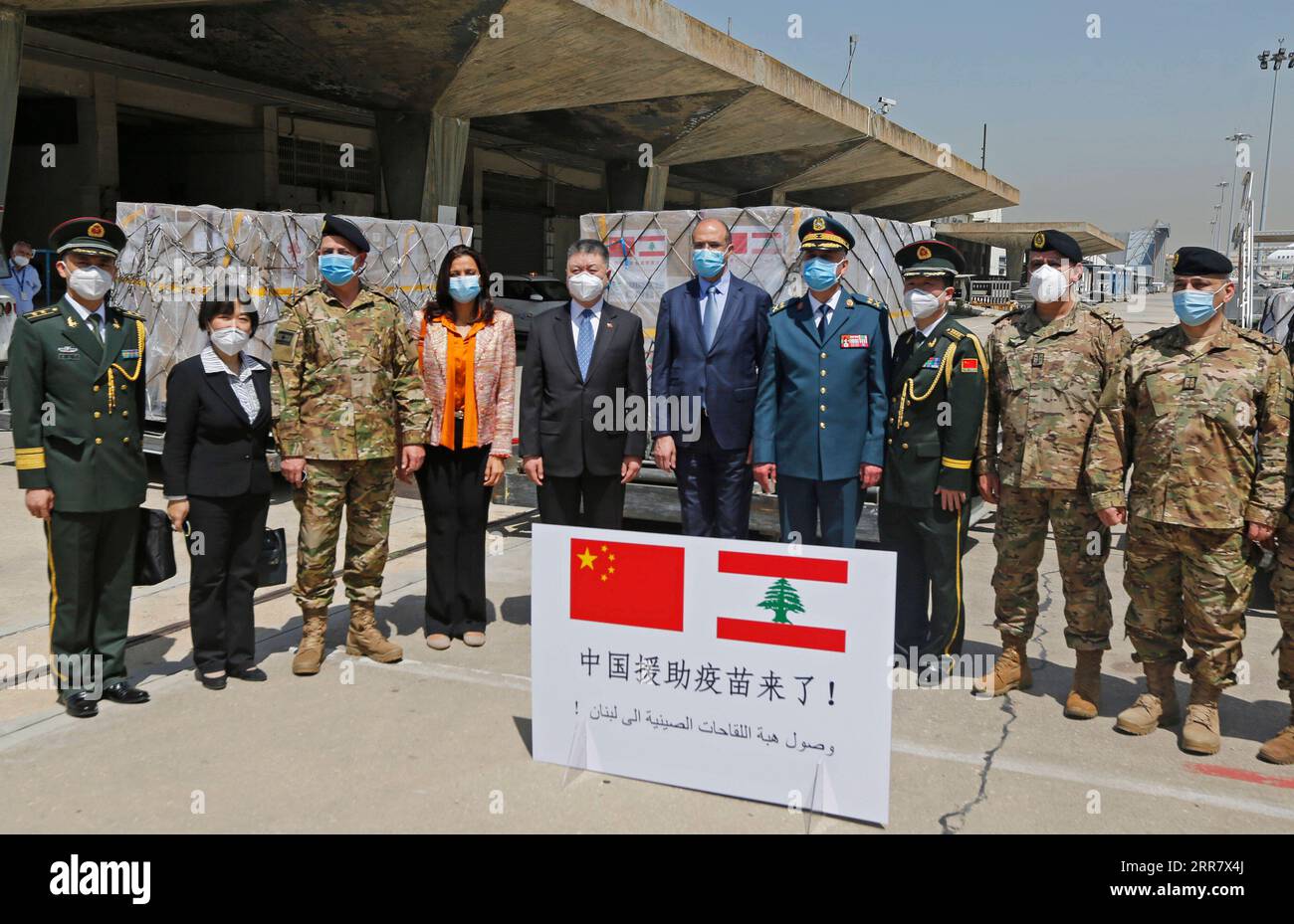 210407 -- BEIRUT, 7. April 2021 -- der chinesische Botschafter im Libanon Wang Kejian 5. L, libanesischer Gesundheitsminister Hamad Hassan 6. L posieren für ein Gruppenfoto mit anderen vor den Sinopharm-Impfstoffen, die China am Rafic Hariri International Airport in Beirut, Libanon, am 6. April 2021 gespendet hat. Zwei von China gespendete Sinopharm-Impfstoffe kamen am Dienstag im Libanon an. Foto von /Xinhua LEBANON-BEIRUT-COVID-19-CHINESE VACCINES-ARRIVAL BilalxJawich PUBLICATIONxNOTxINxCHN Stockfoto