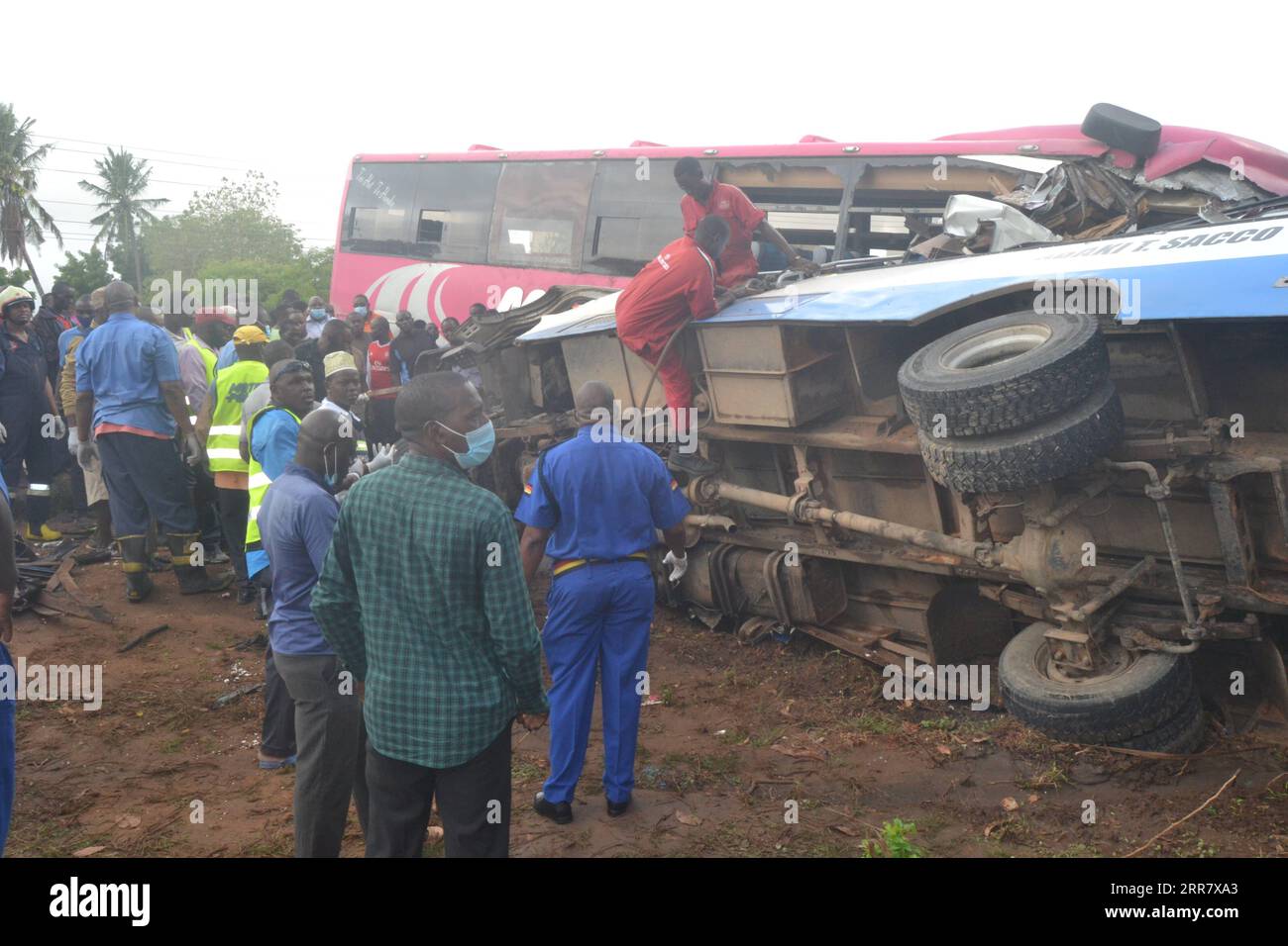 News Bilder des Tages 210407 -- MALINDI, 7. April 2021 -- Menschen werden an der Stelle eines Verkehrsunfalls entlang der Autobahn Mombasa-Malindi in der Nähe der Stadt Malindi in Kenia gesehen, 7. April 2021. Mindestens 15 Menschen wurden getötet und 14 weitere verletzt, als am frühen Mittwoch zwei Pendlerbusse in Kenias Küstenstadt Malindi zusammenstießen. Foto von /Xinhua KENYA-MALINDI-MOMBASA AUTOBAHNUNFALL JoyxNabukewa PUBLICATIONxNOTxINxCHN Stockfoto