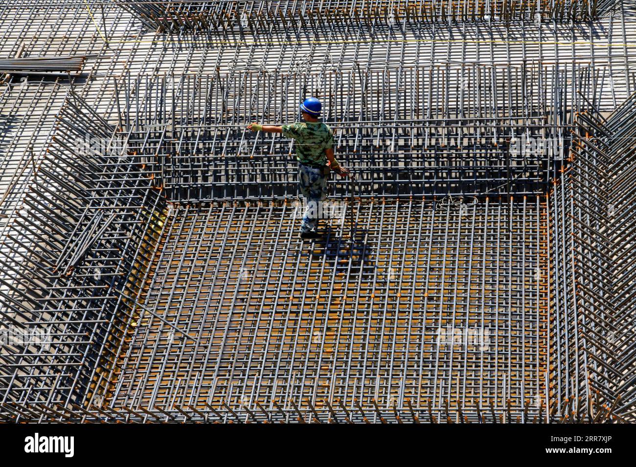 Bauarbeiter, die Stahlbetonrahmen auf der Baustelle herstellen Stockfoto