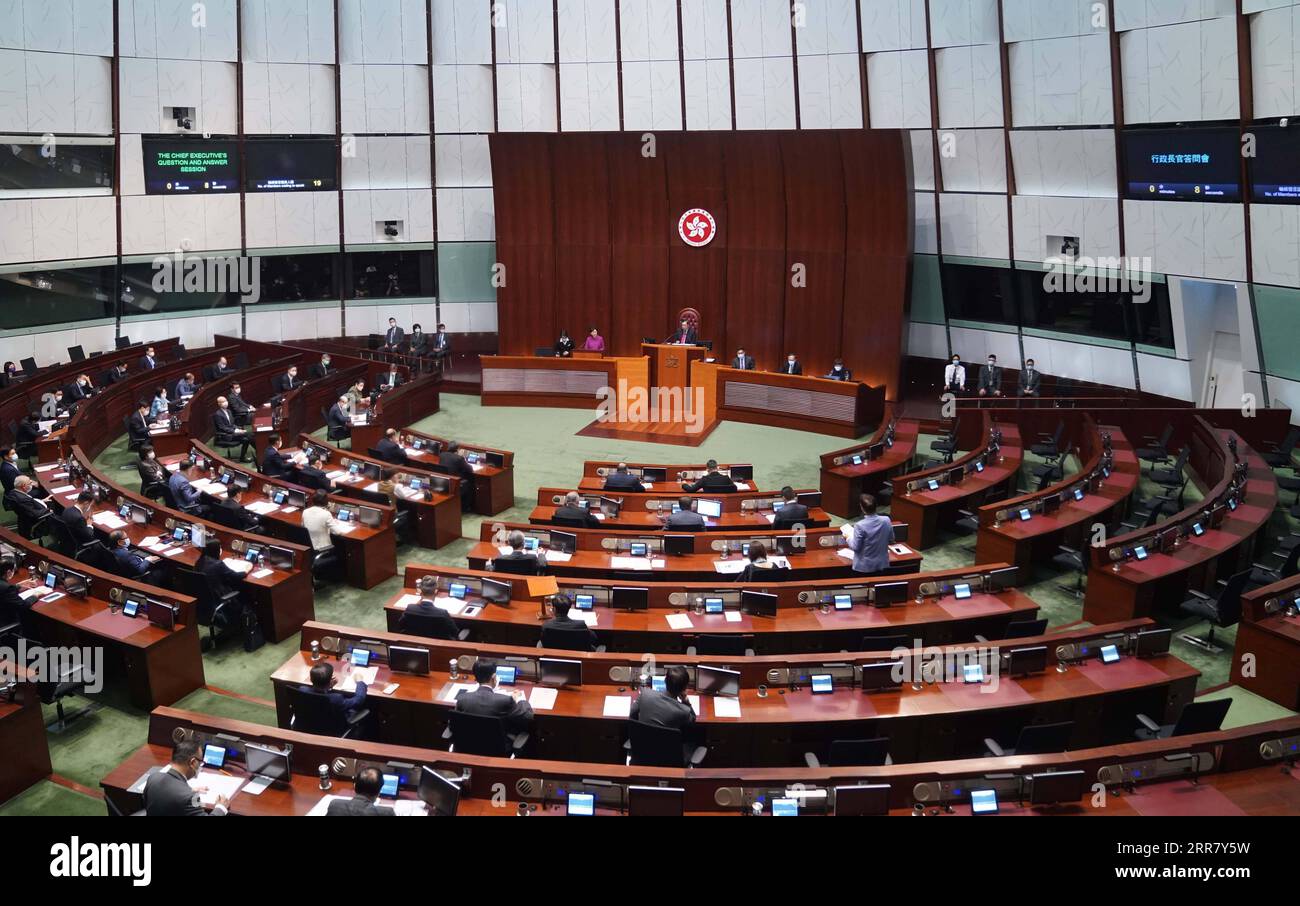 210408 -- HONG KONG, 8. April 2021 -- Chief Executive der Sonderverwaltungsregion Hongkong HKSAR Carrie Lam nimmt am 8. April 2021 an der Frage- und Antwortsitzung im Legislativrat LegCo in Hongkong, Südchina, Teil. Lam Donnerstag sagte, dass vorbehaltlich der Zustimmung des Exekutivrats der Gesetzesentwurf zur Verbesserung des Wahlsystems der HKSAR dem LegCo nächsten Mittwoch vorgelegt werde. ZUM SCHLUSS: Der HKSAR-Chef legt nächste Woche einen Gesetzesentwurf zur Änderung des lokalen Wahlgesetzes an LegCo vor. CHINA-HONG KONG-CARRIE LAM-LEGISLATIVE COUNCIL-WALLSCHAFT CN LuixSiuxWai PUBLICA Stockfoto