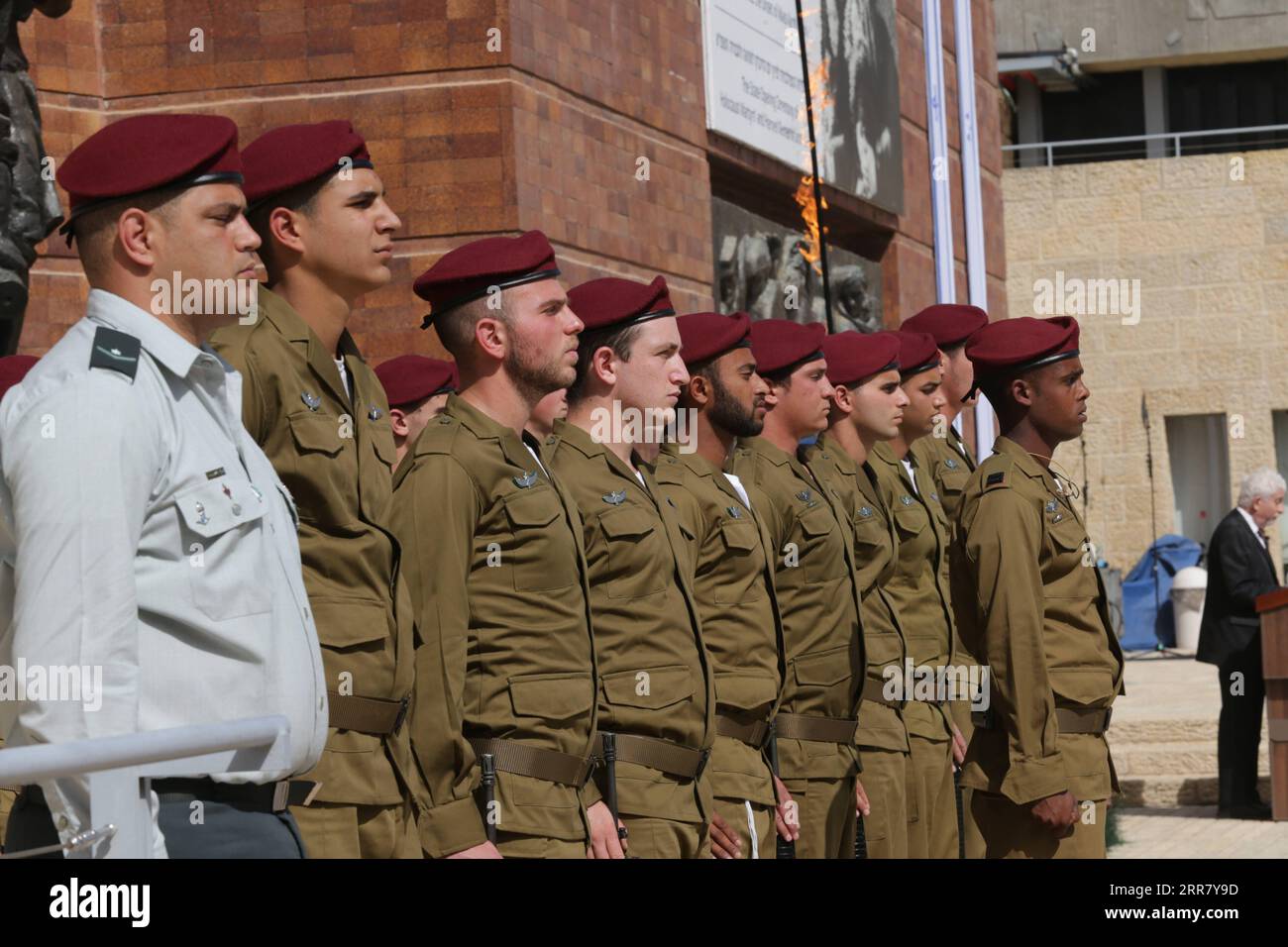 210408 -- JERUSALEM, 8. April 2021 -- israelische Soldaten nehmen an einer Zeremonie zum jährlichen Holocaust-Gedenktag in Yad Vashem in Jerusalem am 8. April 2021 Teil. Via Xinhua MIDEAST-JERUSALEM-HOLOCAUST GEDENKTAG AlexxKolomoisky/JINI PUBLICATIONxNOTxINxCHN Stockfoto