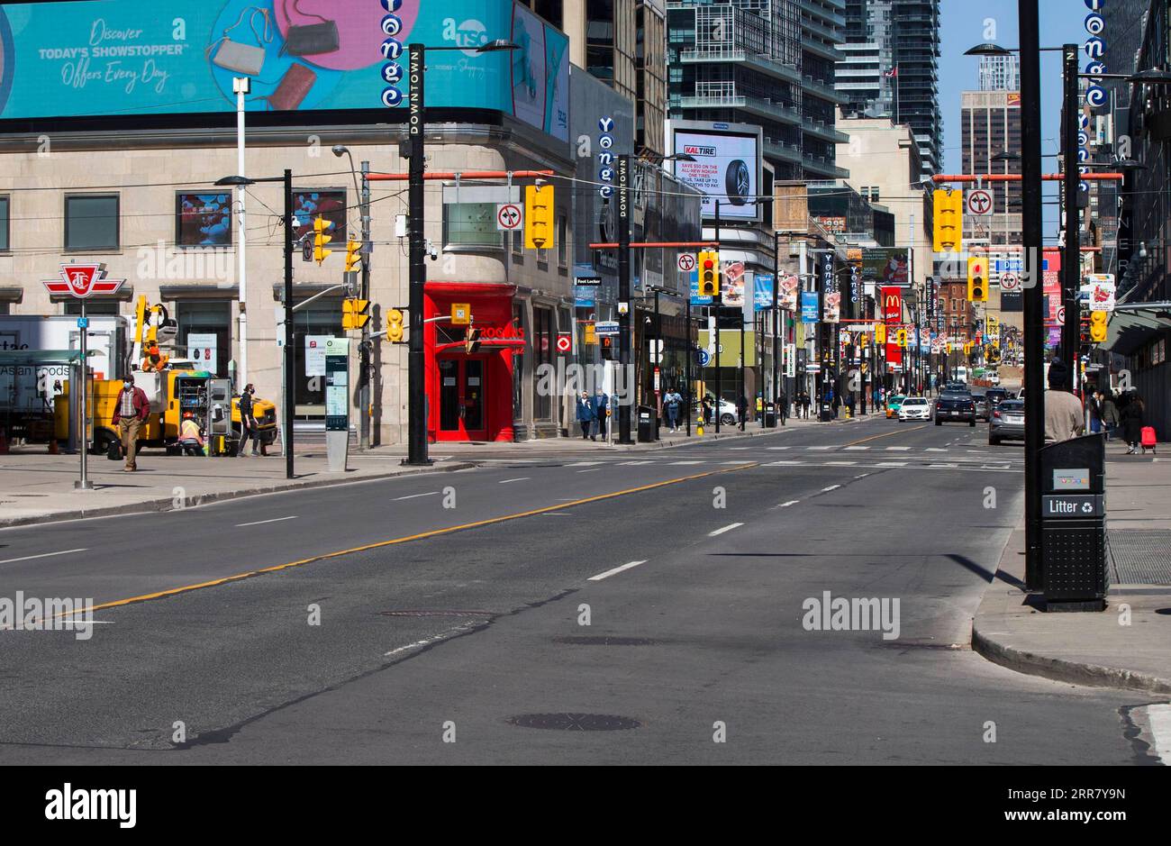210408 -- TORONTO, 8. April 2021 -- Foto aufgenommen am 8. April 2021 zeigt eine Straße in der Innenstadt von Toronto, Ontario, Kanada. Da COVID-19-Fälle aufgrund der Verbreitung von mehr übertragbaren Varianten in Kanada zunehmen, setzen bevölkerungsreiche Provinzen des Landes wieder Einschränkungen der öffentlichen Gesundheit ein, um die Pandemie einzudämmen. Die Provinz Ontario erließ eine provincewide Stay-at-Home-Verordnung, die am Donnerstag um 12:01 Uhr in Kraft trat und 28 Tage dauerte. Foto von /Xinhua CANADA-ONTARIO-COVID-19-STAY-AT-HOME BESTELLEN ZouxZheng PUBLICATIONxNOTxINxCHN Stockfoto