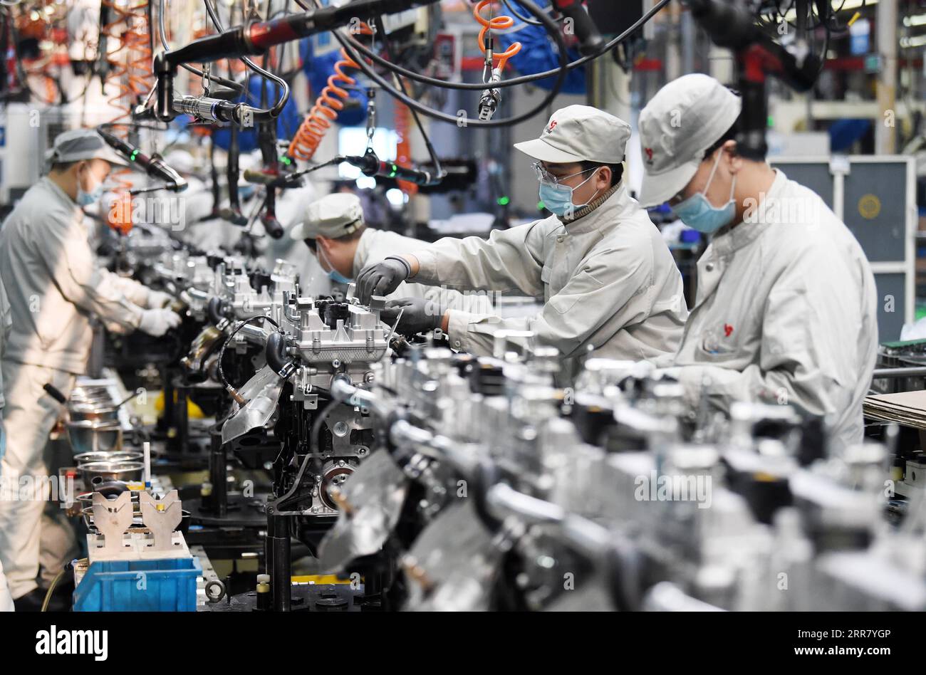 210409 -- PEKING, 9. April 2021 -- Menschen arbeiten in einer Werkstatt von Harbin Dongan Automotive Engine Manufacturing Co., Ltd. In der nordöstlichen chinesischen Provinz Heilongjiang, 25. Februar 2021. Xinhua Schlagzeilen: Wie Chinas Umsatzboom bei Baggern mit der globalen Erholung von WangxJianwei PUBLICATIONxNOTxINxCHN in Einklang steht Stockfoto