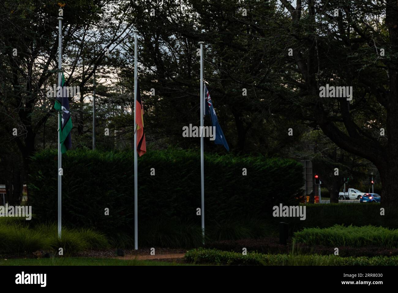 210410 -- CANBERRA, 10. April 2021 -- eine australische Nationalflagge, die australische Aborigine-Flagge und die Torres Strait Islander-Flagge fliegen an einem halben Mast, um das Beileid über den Tod des britischen Prinzen Philip in Canberra, Australien, am 10. April 2021 zu zeigen. Der australische Premierminister Scott Morrison würdigte am Samstag den britischen Prinzen Philip für sein Leben in Dienst und Dienst. Die britische Königsfamilie gab am Freitag mit tiefer Sorge bekannt, dass Prinz Philip, der Duke of Edinburgh, im Alter von 99 Jahren starb. Foto von /Xinhua AUSTRALIA-CANBERRA-BRITAIN S PRINCE PHILIP-DEATH-TRIBUTE ChuxChen PUBLICATIONxNOTxINxCHN Stockfoto
