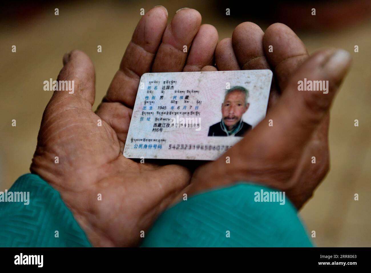 210410 -- LHASA, 10. April 2021 -- Foto vom 22. März 2021 zeigt den Personalausweis von Dawa Gokye. Dawa Gokye, 76, einst Leibeigene in einem lokalen Herrenhaus Tibets, hatte bis zur demokratischen Reform 1959 in Hoffnungslosigkeit und Verzweiflung gelebt. In den Augen der Sklavenhalter sind Sklaven nichts anderes als sprechende Werkzeuge, die ihnen ausgeliefert sind. Dawa erinnerte sich, dass sein Kopf vom Verwalter des Herrenhauses schwer verletzt wurde, da der damals 8-Jährige das Wasser nicht heiß kochte, während er den Tee braute. Zusammen mit Zehntausenden anderer Sklaven nahm Dawa 1959 ein ganz neues Leben auf, als seine Familie etwa drei Hektar Land und einige davon sicherte Stockfoto
