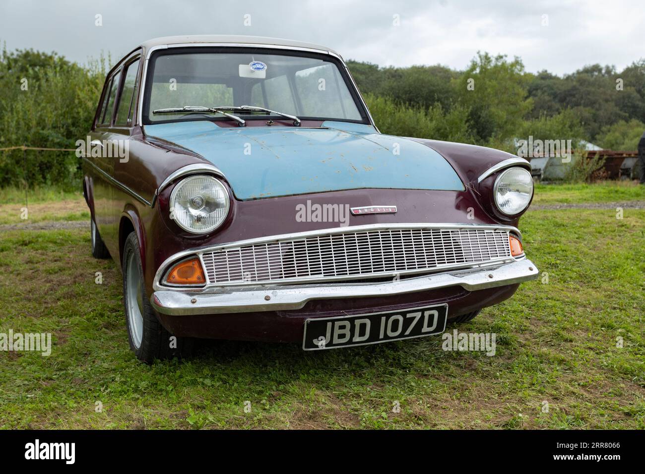 1934 Ford Anglia Oldtimer, violett und blau Stockfoto